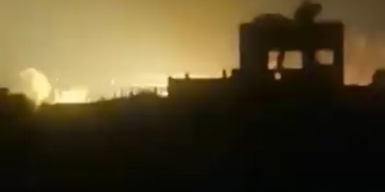 حريق هائل بمحطة كهرباء جزيرة شندويل في سوهاج .. فيديو وصور
