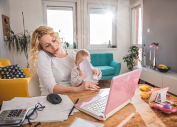 كيفية الموازنة بين الأعمال المنزلية أثناء العمل من المنزل