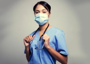 العاملون في مجال الرعاية الصحية يغيرون رأيهم بشأن لقاحات COVID-19