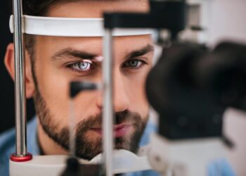 دراسة:اختبار العين يحدد خطر الإصابة بمرض الزهايمر في منتصف العمر