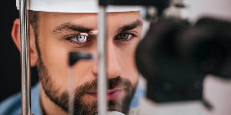 دراسة:اختبار العين يحدد خطر الإصابة بمرض الزهايمر في منتصف العمر