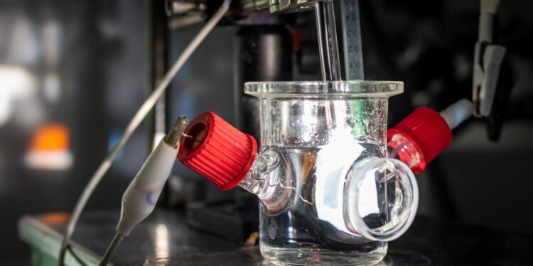 التمثيل الضوئي الاصطناعي: جهاز جديد يعزز الجدوى التجارية للوقود الشمسي