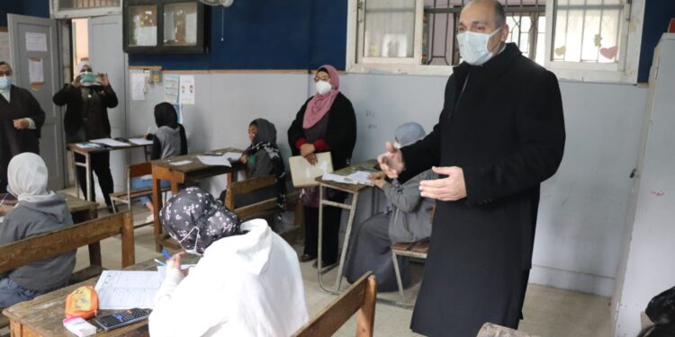 طلاب الشهادة الإعدادية بالقاهرة: امتحان الهندسة سهل والإجابات مباشرة