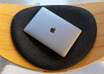 Apple تعمل علي إصلاح مشكلة استنزاف بطارية MacBook