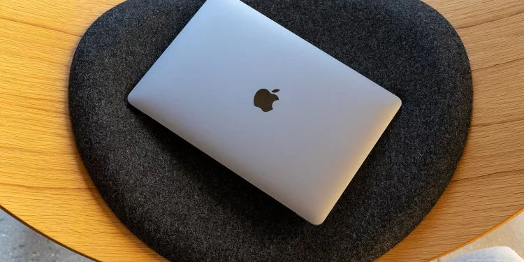 Apple تعمل علي إصلاح مشكلة استنزاف بطارية MacBook