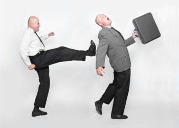 حالات فصل العامل في قانون العمل الجديد.. منها «ضرب المدير»