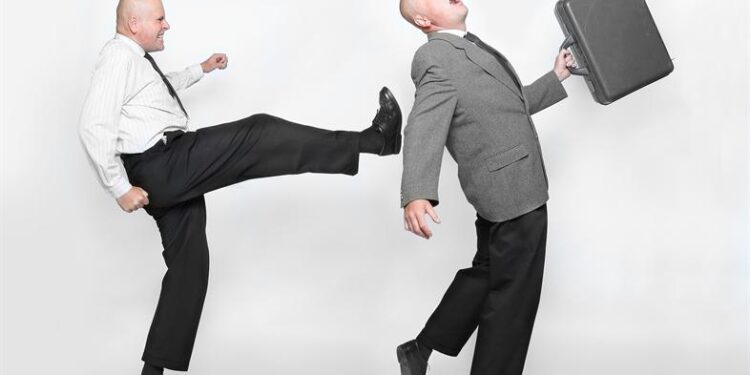 حالات فصل العامل في قانون العمل الجديد.. منها «ضرب المدير»