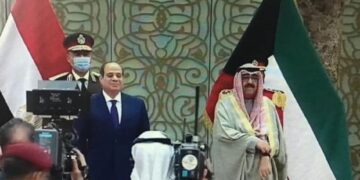ولي عهد الكويت يستقبل الرئيس السيسي بالمطار