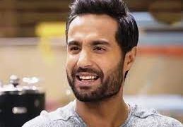 بهذه الطريقة كريم فهمى يحتفل بعيد ميلاد زوجته.. صور