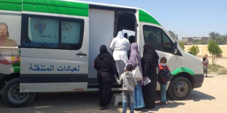 الكشف الطبي على 701 حالة في قافلة طبية بقرية كوم المؤمنين بقنا