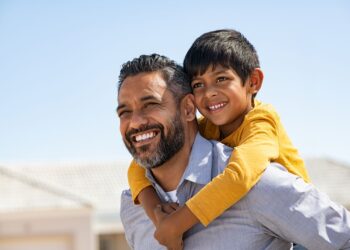 الآباء.. 5 طرق لتنشئة الطفل على احترام المرأة