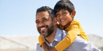 الآباء.. 5 طرق لتنشئة الطفل على احترام المرأة