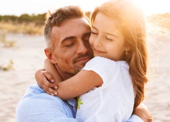 الآباء في المنزل.. 7 أشياء يجب أن تتعلمها ابنتك منك