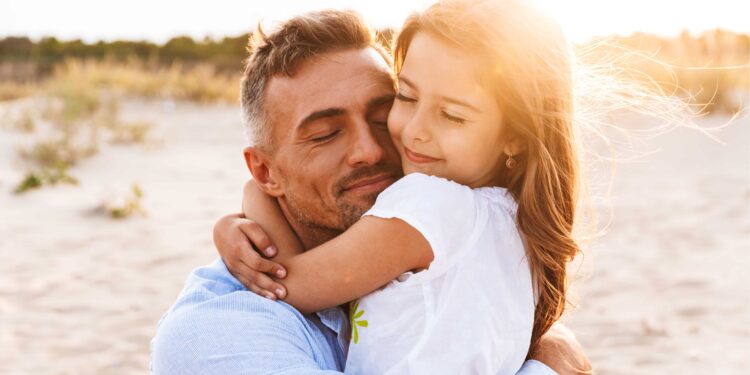 الآباء في المنزل.. 7 أشياء يجب أن تتعلمها ابنتك منك