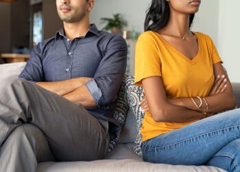 6 طرق تؤذي زوجتك بها.. لا تفعلها