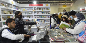 في اليوم العاشر .. إقبال كبير من الجمهور على معرض القاهرة للكتاب
