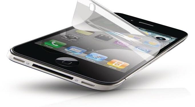 العلماء يبتكرون مادة أقوي من الفولاذ لحماية شاشات الهواتف الذكية