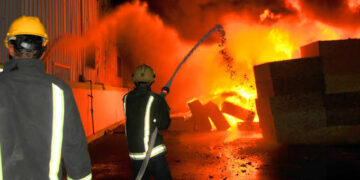 السيطرة على حريق نشب داخل ورشة سيارات مغلقة بحلوان