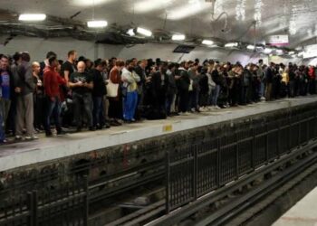إضراب بين العاملين في مترو باريس للمطالبة برفع الأجور