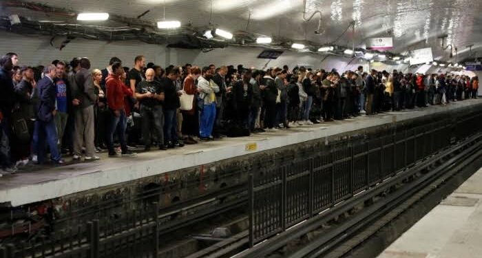 إضراب بين العاملين في مترو باريس للمطالبة برفع الأجور
