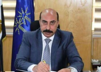 محافظ أسوان يعزل رئيس حي غرب بعد جولة مفاجأة بممشى السوق السياحي