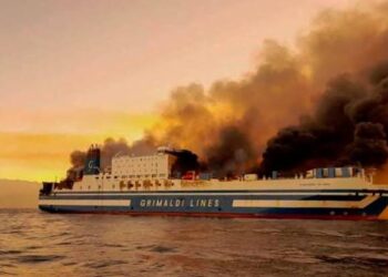 البحث عن ١٢ شخصا فقدوا إثر حريق اندلع بعبارة إيطالية قرب اليونان