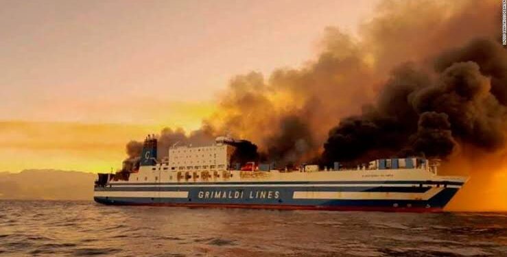 البحث عن ١٢ شخصا فقدوا إثر حريق اندلع بعبارة إيطالية قرب اليونان