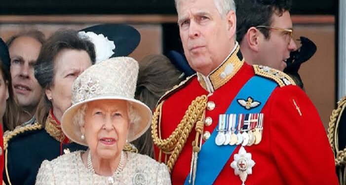 تقارير تؤكد زيارات سرية ليلية من الأمير أندرو لوالدته الملكة إليزابيث