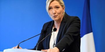 زعيمة اليمين المتطرف في فرنسا تعلق حملتها قبل أسابيع من انتخابات الرئاسة.. تعرف على السبب