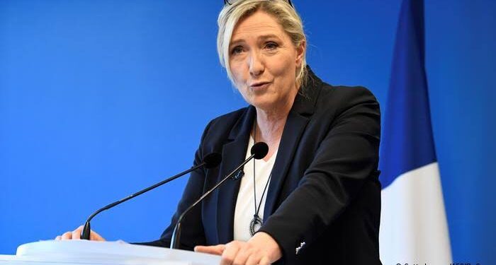 زعيمة اليمين المتطرف في فرنسا تعلق حملتها قبل أسابيع من انتخابات الرئاسة.. تعرف على السبب