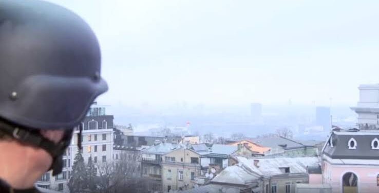 طوابير في العاصمة الأوكرانية كييف أمام مراكز التسوق لتخزين السلع الغذائية