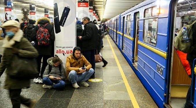 كييف تعلق عمل القطارات ومترو الانفاق وتحول محطاتها إلى ملاجىء