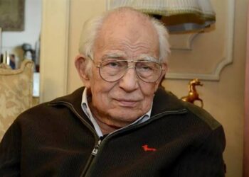 بعد رفض دعوى ابنته وإلزامها برد 894 ألف جنيه .. قصة خلافات أسرة الفنان رشوان توفيق أمام المحكمة