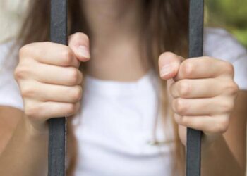 حبس فتاة ألقت طفلها من الطابق السادس فور ولادته بالطالبية ..صورة