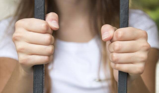 حبس فتاة ألقت طفلها من الطابق السادس فور ولادته بالطالبية ..صورة