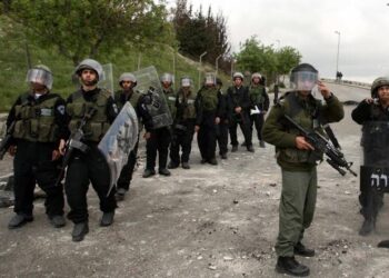 مستوطنون إسرائيليون يرشقون سيارات الفلسطينيين بالحجارة في الضفة الغربية