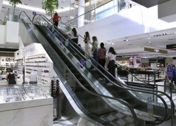 فصل موظفة لبنانية بسبب الحجاب يثير ضجة.. تعرف على القصة