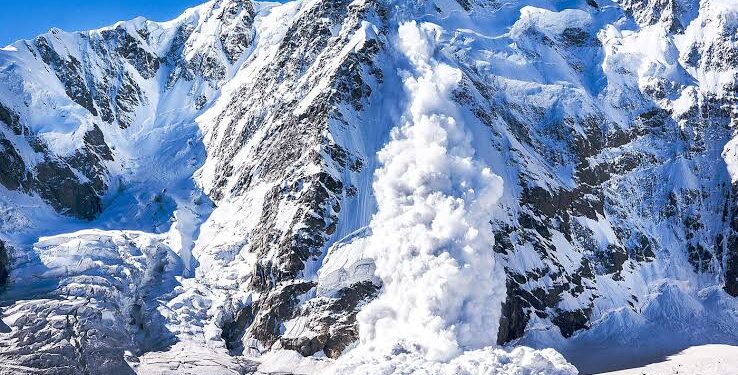 انتشال 15 جثة عقب وقوع انهيار جليدي في أفغانستان