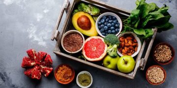 الأطعمة التي يجب إضافتها وتجنبها أثناء اتباع نظام غذائي صحيح