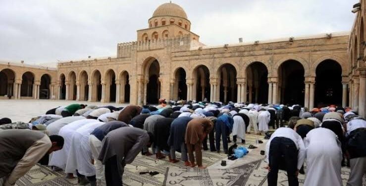 صلاة الجمعة تعود في تونس بعد شهر من التوقف بسبب كورونا
