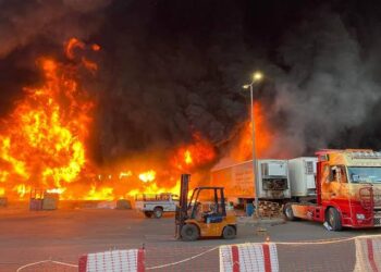 حريق بمحطة وقود في الاحساء بالسعودية.. وفرق الدفاع المدني تسيطر عليه