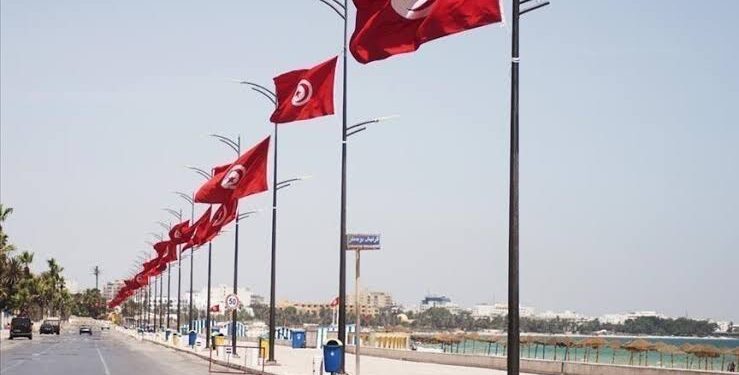 رفع حظر التجوال في تونس بدء من الجمعة