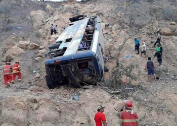 مصرع 22 شخص إثر سقوط حافلة من ارتفاع 100 متر في بيرو