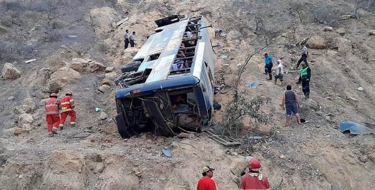 مصرع 22 شخص إثر سقوط حافلة من ارتفاع 100 متر في بيرو