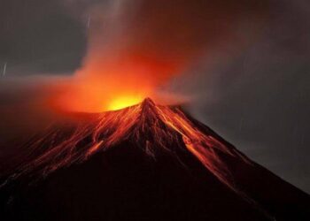 ثوران بركان بجبل إتنا بجزيرة صقلية