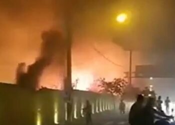 حريق ضخم بسوق للأحذية في العاصمة الايرانية طهران