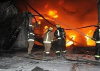 حريق بأحد فنادق برشلونة في إسبانيا والنزلاء يلقون بأنفسهم من النوافذ