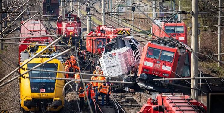 مصرع شخص وإصابة 40 أخرين إثر تصادم قطارين للركاب في ألمانيا