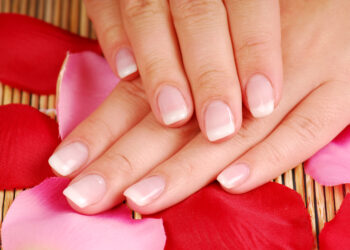 العناية بالأظافر.. لماذا أظافرك صفراء؟