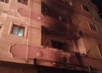 السيطرة علي حريق هائل مسن داخل عقار من 4 طوابق بعابدين .. صور
